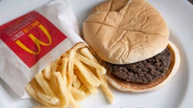 Críticas contra McDonald's por gestionar los restaurantes de 27 hospitales