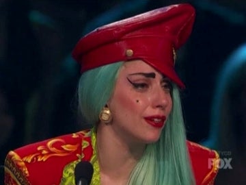 Lady Gaga llorando en la tele