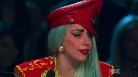 Lady Gaga llorando en la tele Lady Gaga llorando en la tele