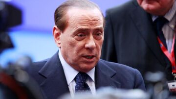 Berlusconi cree que Gadafi le quiere matar