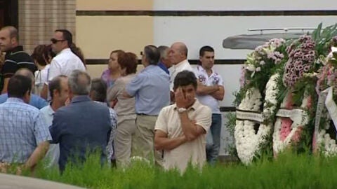 Despedida 'masiva' a los tres vecinos fallecidos en un accidente de tr&aacute;fico en Los Palacios