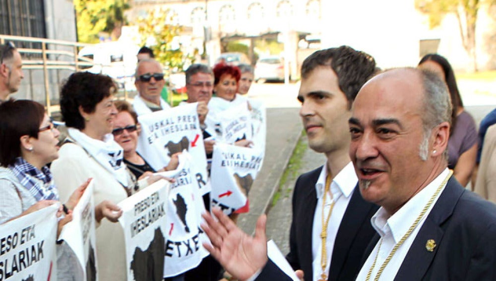 Garitano saluda a los representantes de la concentración