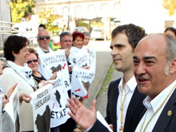 Garitano saluda a los representantes de la concentración