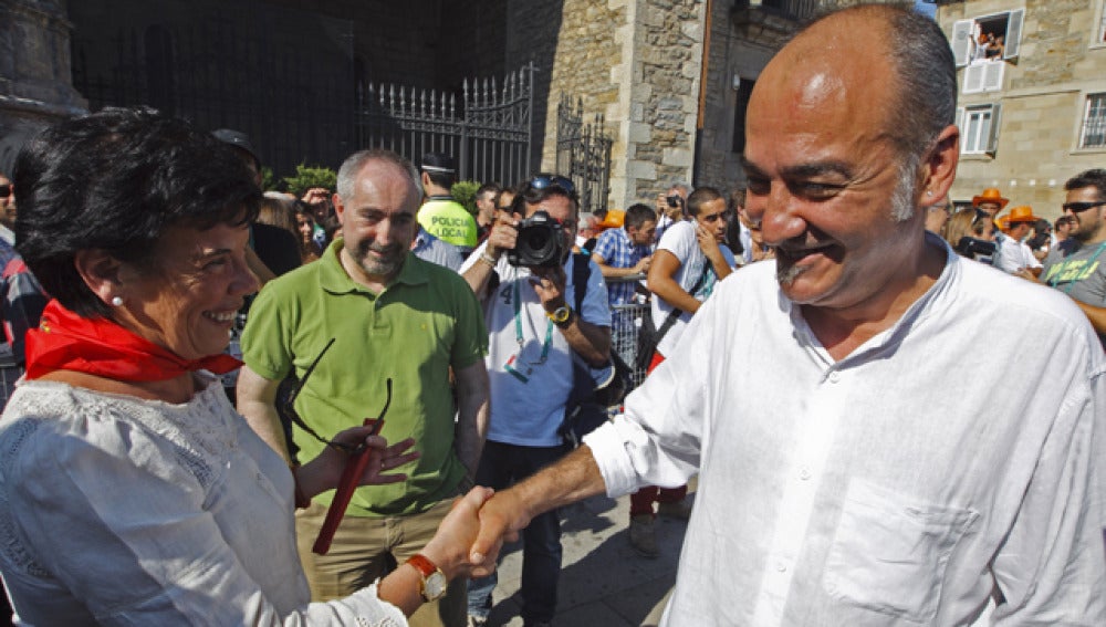 Dos familiares de presos de ETA, en el balcón del Ayuntamiento de Vitoria invitados por Bildu