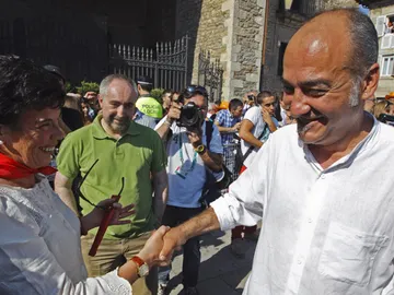 Dos familiares de presos de ETA, en el balcón del Ayuntamiento de Vitoria invitados por Bildu Dos familiares de presos de ETA, en el balcón del Ayuntamiento de Vitoria invitados por Bildu