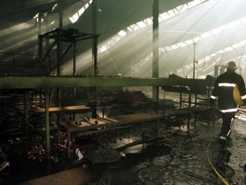 Un espectacular incendio calcina el una empresa de reciclaje Un espectacular incendio calcina el una empresa de reciclaje