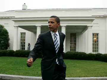 Obama frente a la Casa Blanca en 2007 Obama frente a la Casa Blanca en 2007