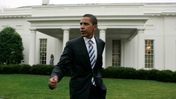 Obama frente a la Casa Blanca en 2007