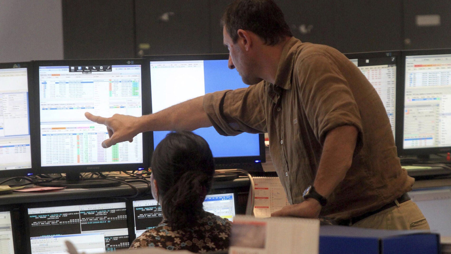 Operadores de bolsa en un banco de Mil&aacute;n
