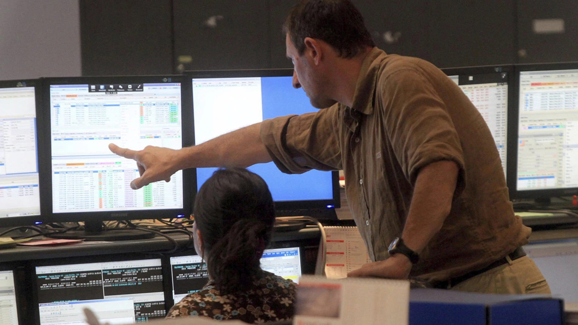Operadores de bolsa en un banco de Milán Operadores de bolsa en un banco de Milán