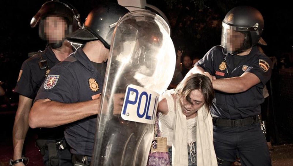 Una joven "indignada" es detenida por la Policía