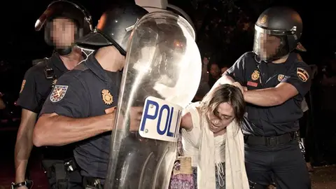 Una joven "indignada" es detenida por la Policía Una joven "indignada" es detenida por la Policía