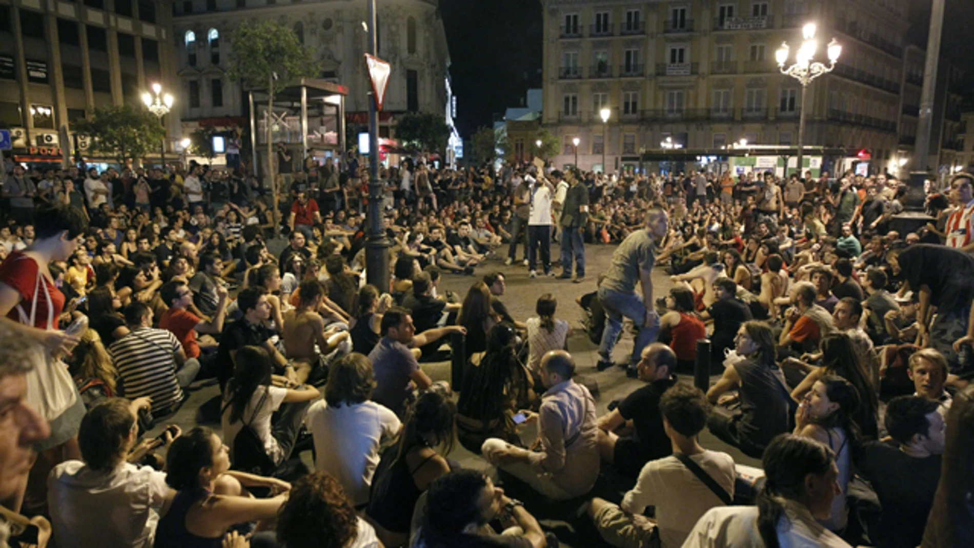 "Indignados" se reúnen en la plaza Jacinto Benavente "Indignados" se reúnen en la plaza Jacinto Benavente