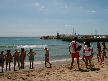 Rescatan el cuerpo sin vida de un bañista de 68 años en una playa de Granada Rescatan el cuerpo sin vida de un bañista de 68 años en una playa de Granada
