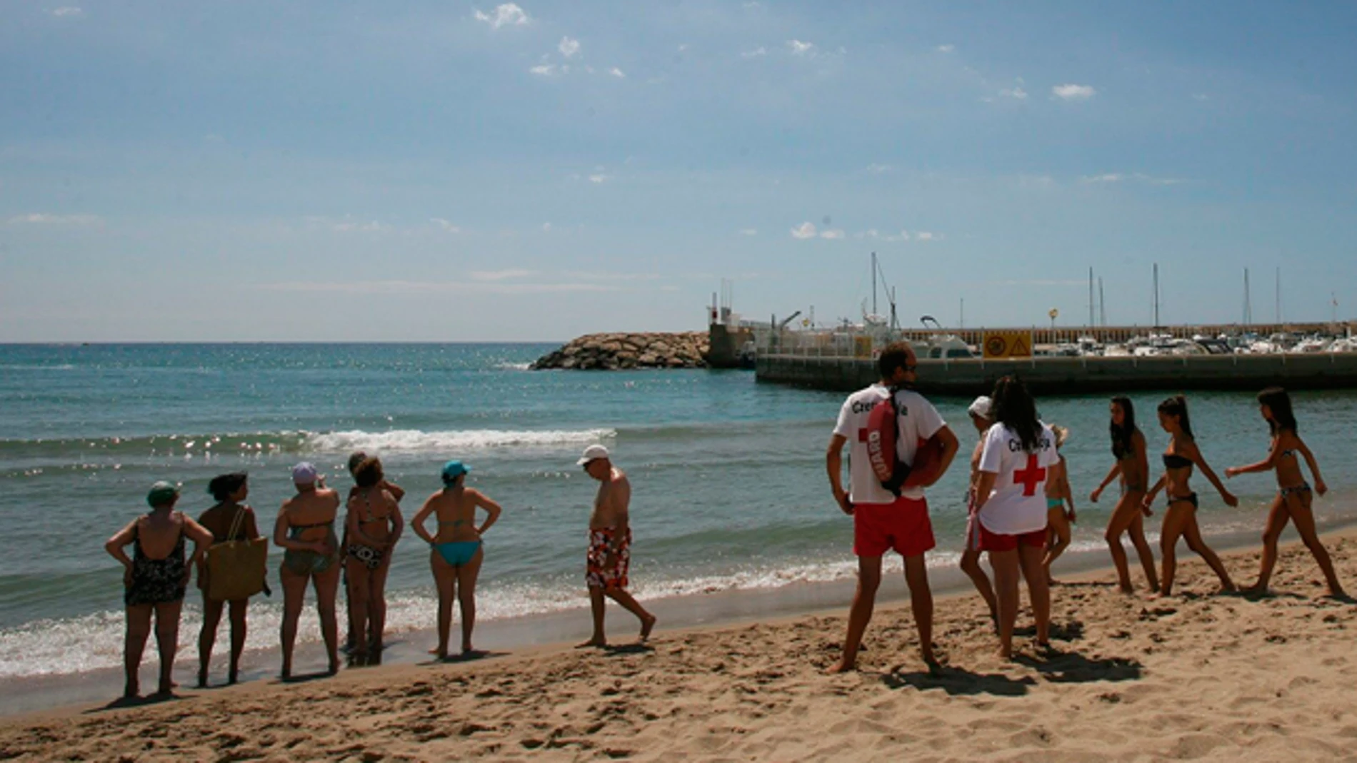 Rescatan el cuerpo sin vida de un bañista de 68 años en una playa de Granada Rescatan el cuerpo sin vida de un bañista de 68 años en una playa de Granada