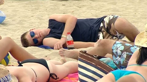 El c&oacute;ctel de alcohol y sol aumenta el n&uacute;mero de asistencias en la playa