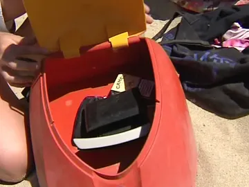 Un inventor catalán crea una 'mochila-caja fuerte' para evitar robos en la playa Un inventor catalán crea una 'mochila-caja fuerte' para evitar robos en la playa