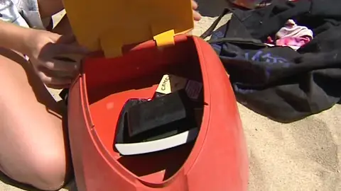 Un inventor catalán crea una 'mochila-caja fuerte' para evitar robos en la playa Un inventor catalán crea una 'mochila-caja fuerte' para evitar robos en la playa