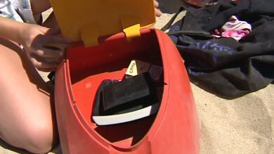 Un inventor catalán crea una 'mochila-caja fuerte' para evitar robos en la playa