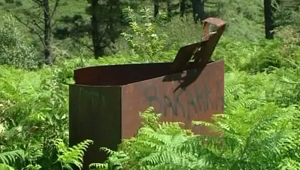 La escultura 'El monolito' aparece completamente destrozada