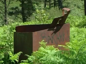 La escultura 'El monolito' aparece completamente destrozada