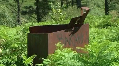 La escultura en recuerdo a Múgica aparece completamente destrozada