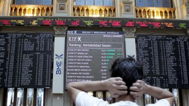La bolsa española baja el 4,4% y pierde los 8.000 puntos en el cierre