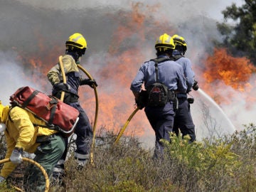 Un incendio confina en sus casas a los vecinos de Rabós en Girona Un incendio confina en sus casas a los vecinos de Rabós en Girona