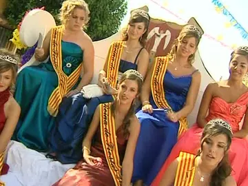 En verano tiempo de fiestas tiempo de reinas En verano tiempo de fiestas tiempo de reinas