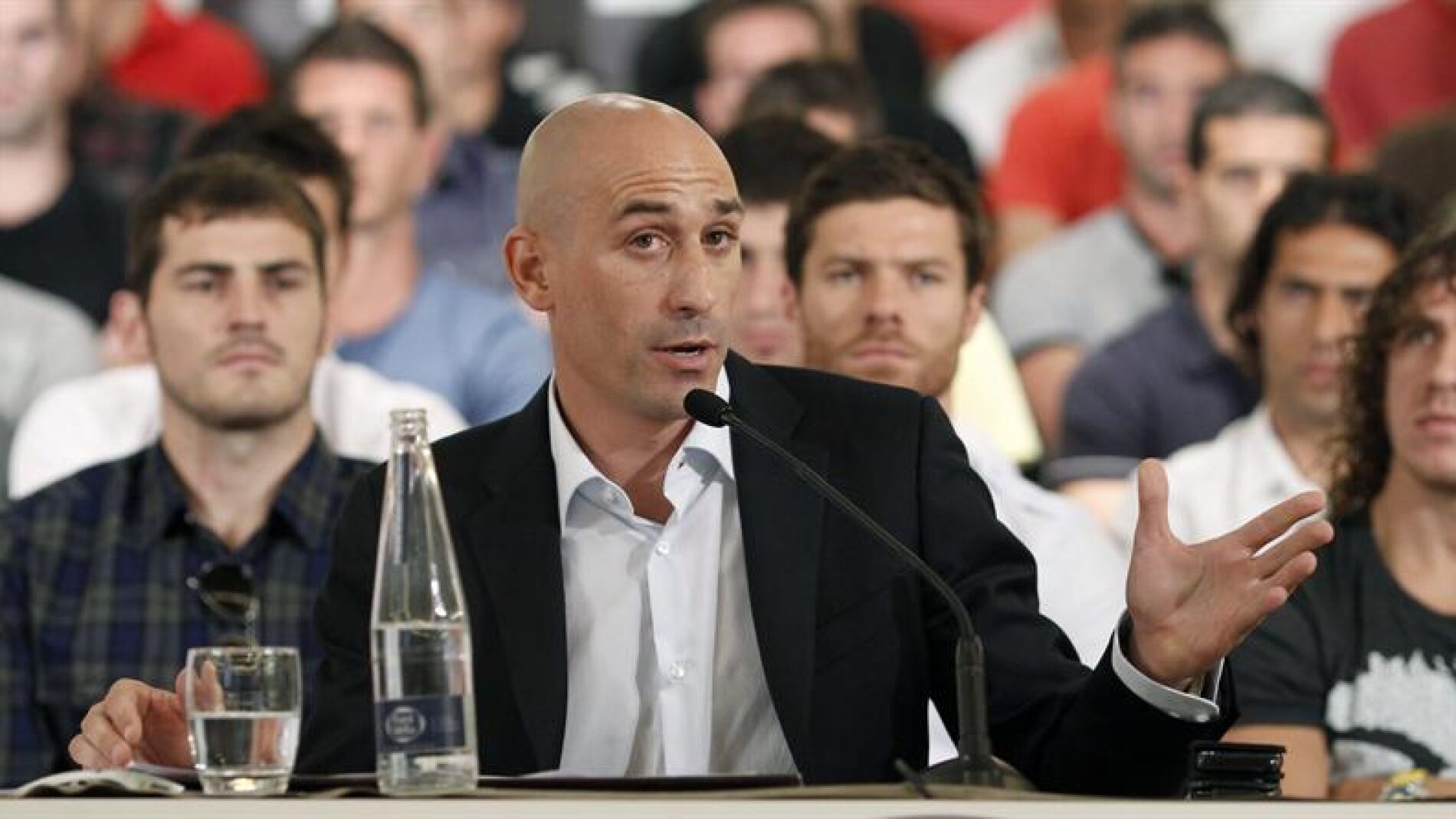 El presidente de la AFE, Luis Rubiales, con jugadores como Iker Casillas o Xabi Alonso