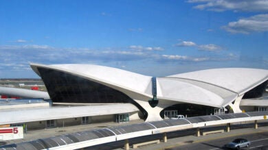 Hallan un paquete con ácido fosfórico en el Aeropuerto Internacional JFK de Nueva York