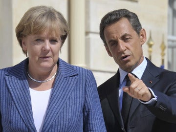 Angela Merkel junto a Nicolás Sarkozy