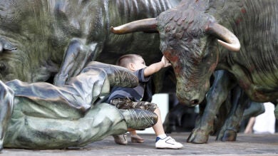 Un joven herido en Navarra tras ser 'corneado' por el monumento de un toro