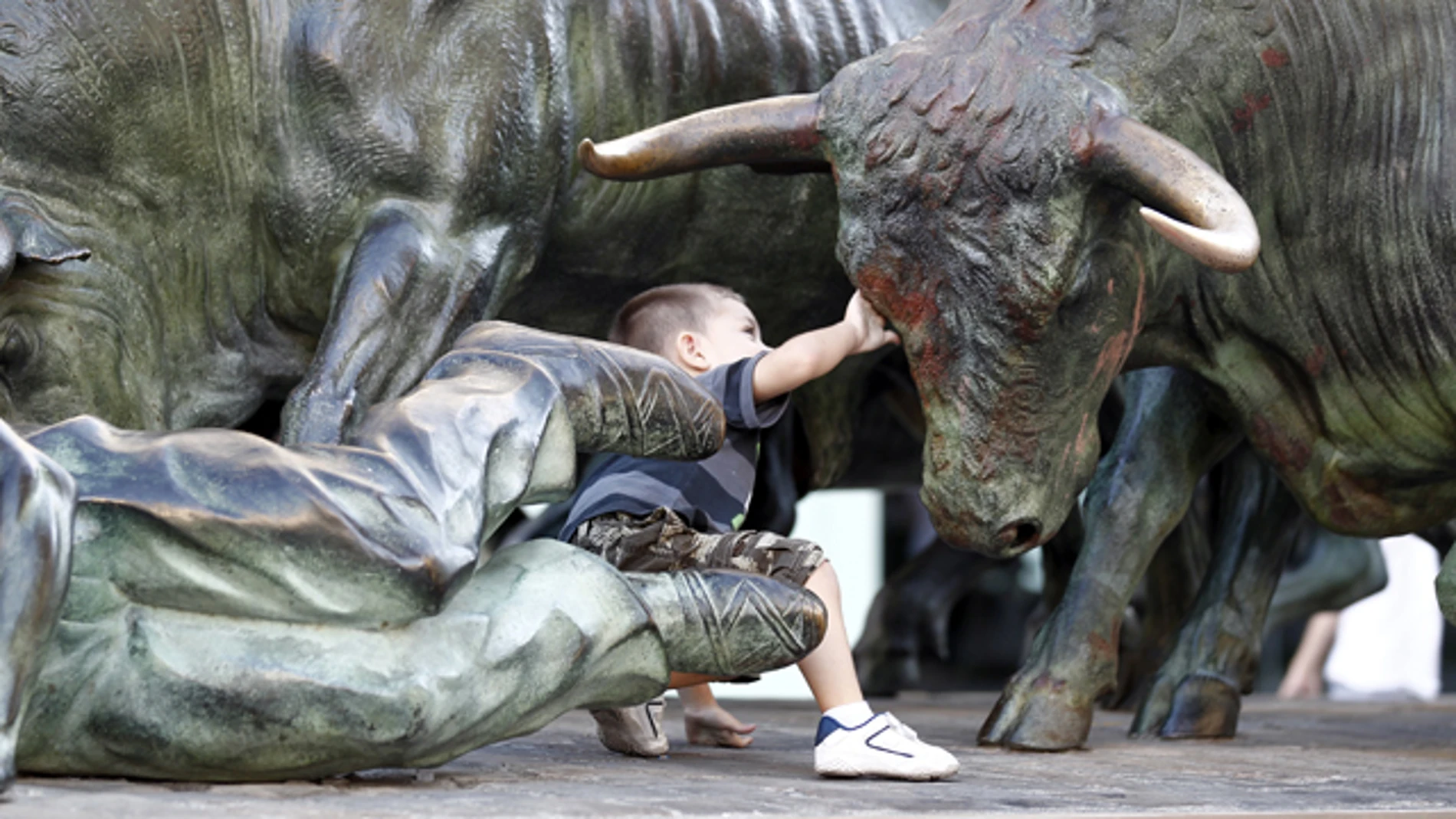 Un joven herido tras ser 'corneado' por un toro de hierro Un joven herido tras ser 'corneado' por un toro de hierro