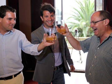 El alcalde de San Sebastián, Juan Karlos Izagirre, brinda con los ediles populares Ramón Gómez e Iñigo Arkauz 