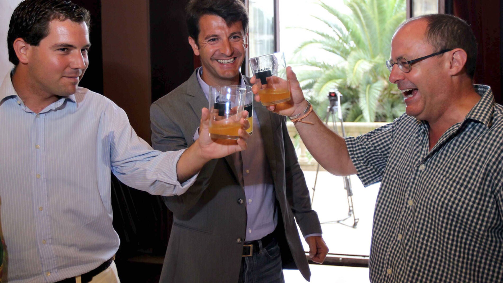 El alcalde de San Sebasti&aacute;n, Juan Karlos Izagirre, brinda con los ediles populares Ram&oacute;n G&oacute;mez e I&ntilde;igo Arkauz 