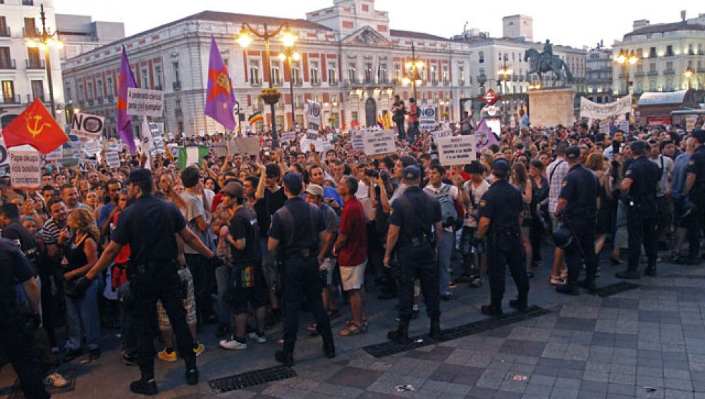 Tensión entre policía y manifestantes en Sol