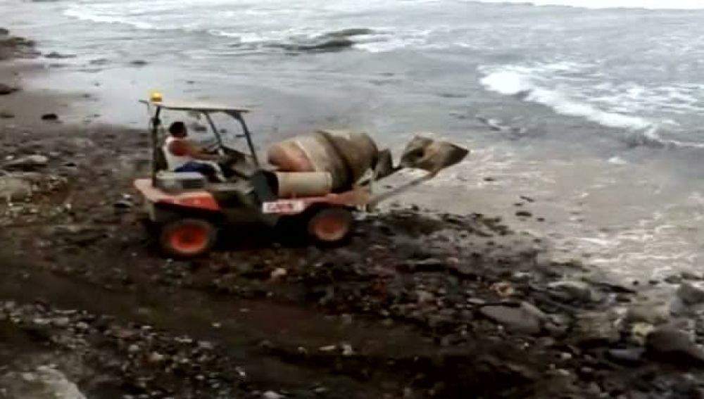 Vierten restos de cemento a una playa de Arucas