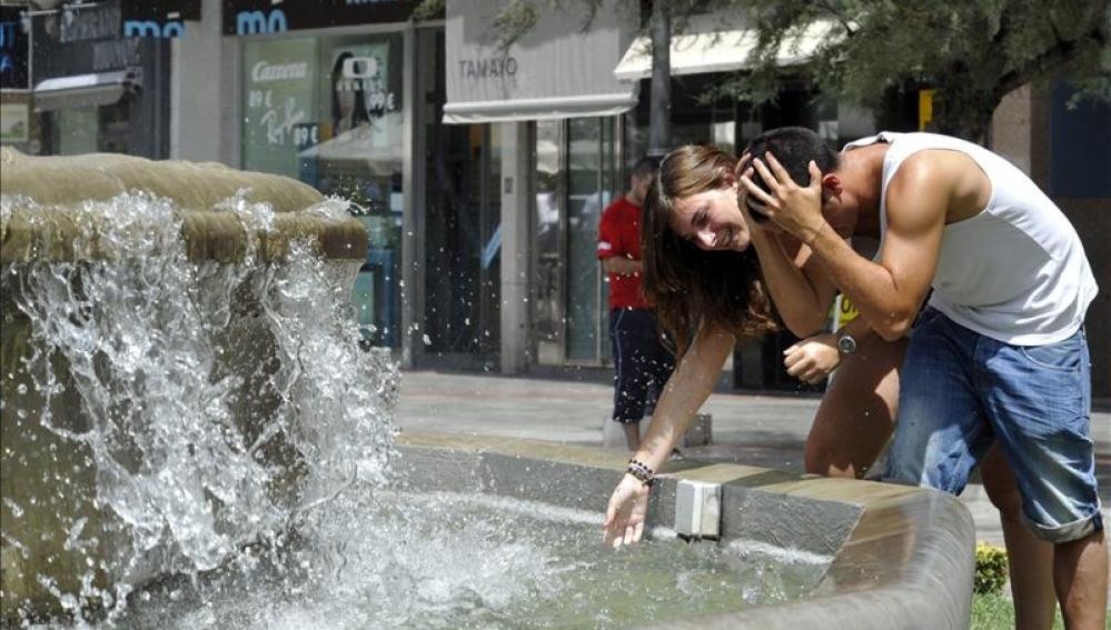 Dos jóvenes se refrescan