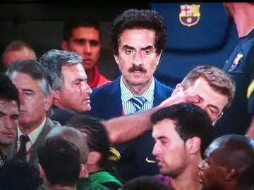 Mou metió el dedo en el ojo de Tito Mou metió el dedo en el ojo de Tito
