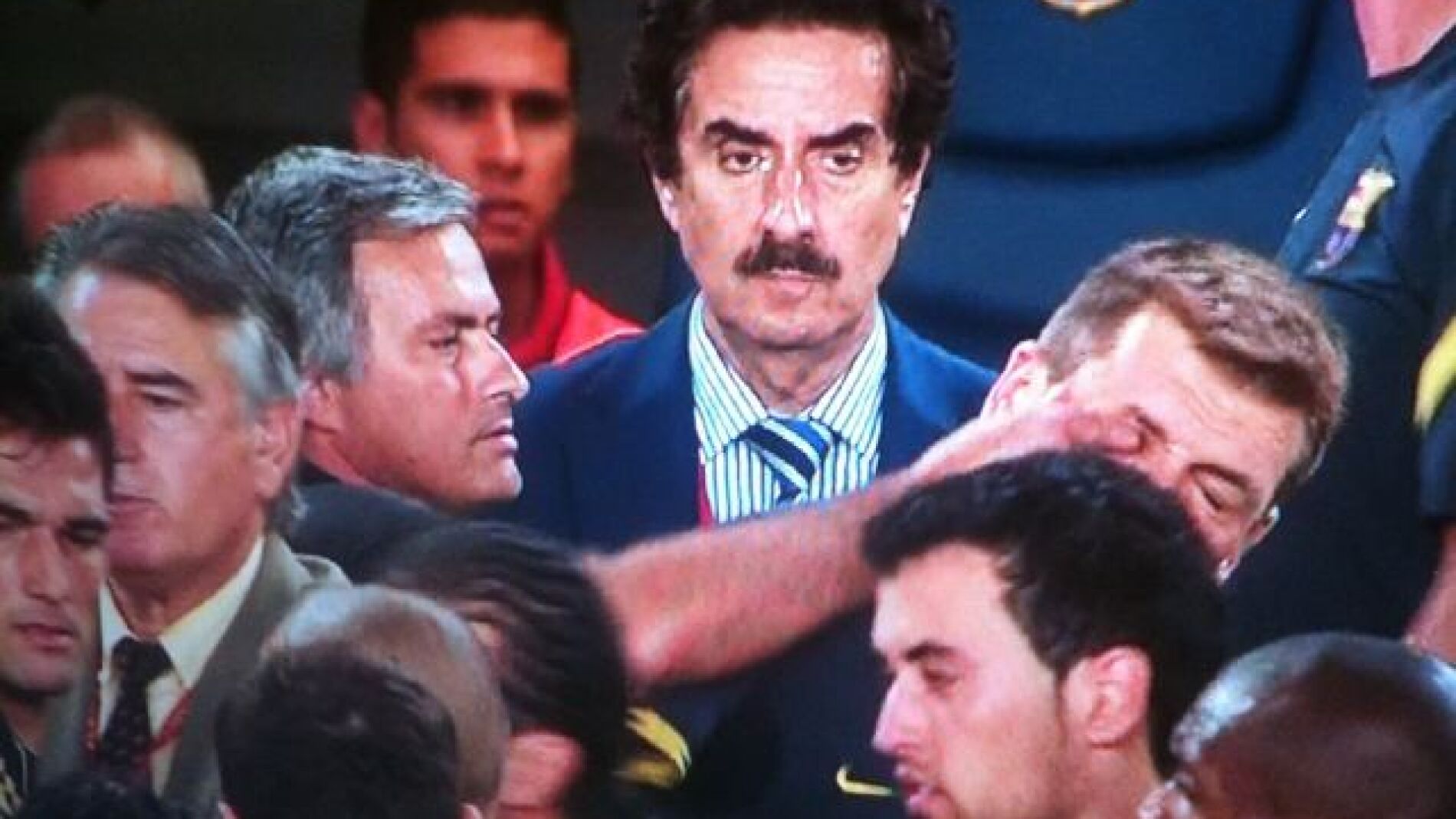 Mou meti&oacute; el dedo en el ojo de Tito