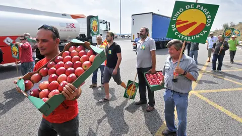 Imagen de la protesta protagonizada esta mañana por medio centenar de agricultores en el paso fronterizo de La Jonquera Imagen de la protesta protagonizada esta mañana por medio centenar de agricultores en el paso fronterizo de La Jonquera