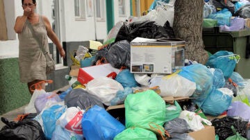 Empieza la recogida de la basura en Barbate tras una huelga de tres días