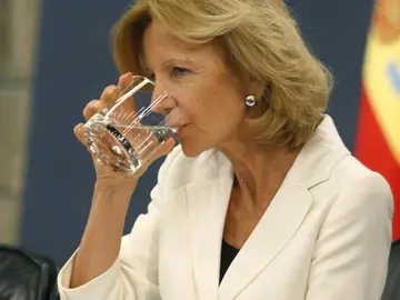 Elena Salgado se aclara la garganta con un sorbo de agua Elena Salgado se aclara la garganta con un sorbo de agua