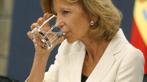 Elena Salgado se aclara la garganta con un sorbo de agua