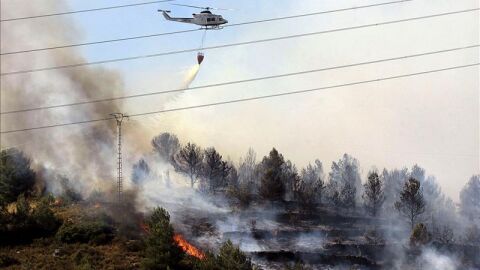 Un helic&oacute;ptero en labores de extinci&oacute;n del incendio 