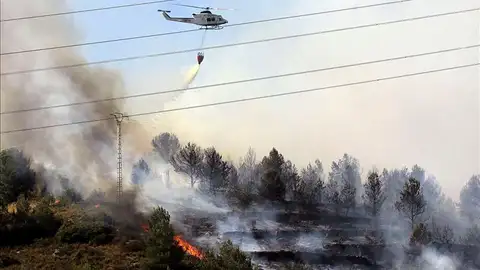 Un helicóptero en labores de extinción del incendio Un helicóptero en labores de extinción del incendio