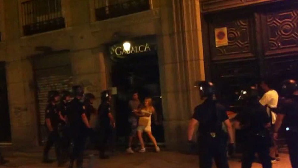 La Policía carga contra una chica en Madrid