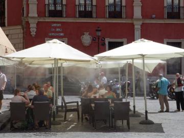 Turistas se refrescan en una terraza