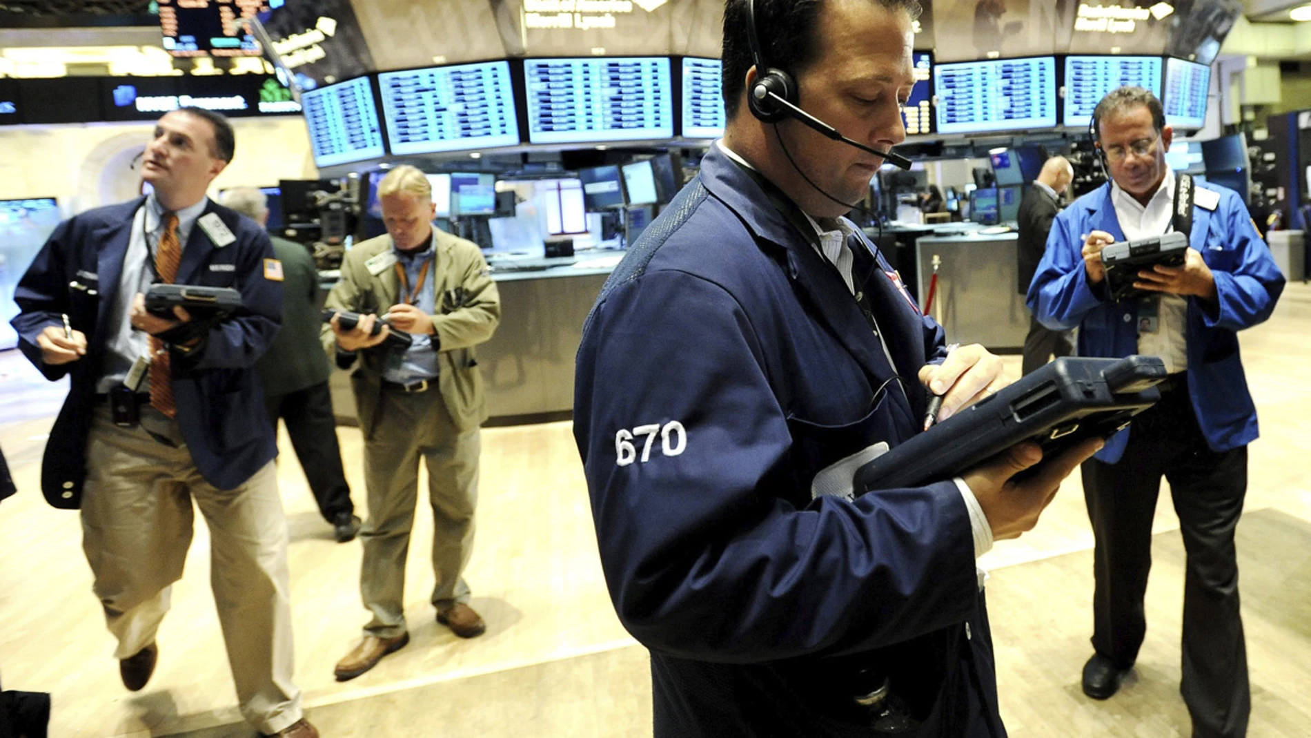 Agentes de bolsa trabajan este viernes en la Bolsa de Nueva York Agentes de bolsa trabajan este viernes en la Bolsa de Nueva York